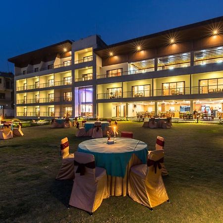 Park Safari Resort Sauraha Exteriör bild