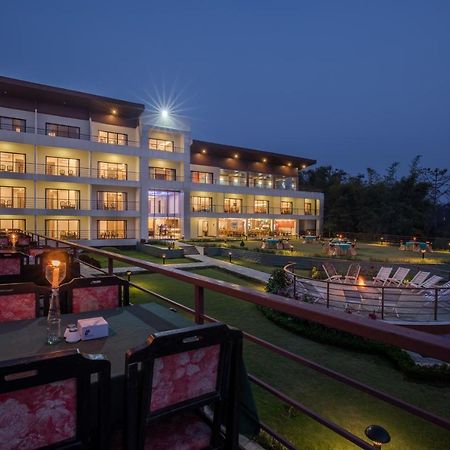 Park Safari Resort Sauraha Exteriör bild