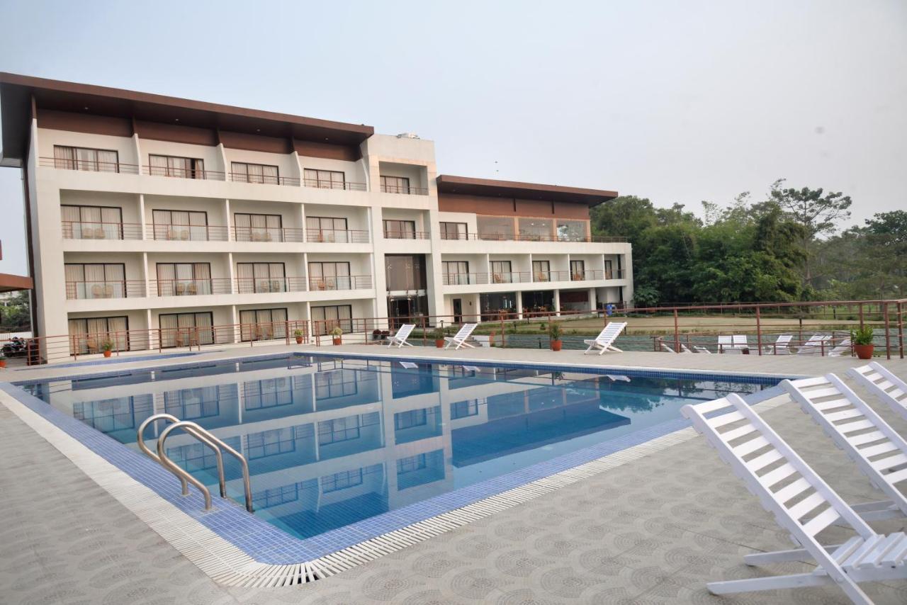 Park Safari Resort Sauraha Exteriör bild