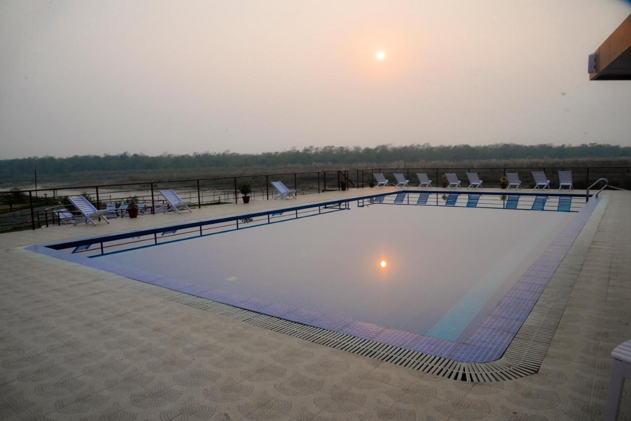 Park Safari Resort Sauraha Exteriör bild