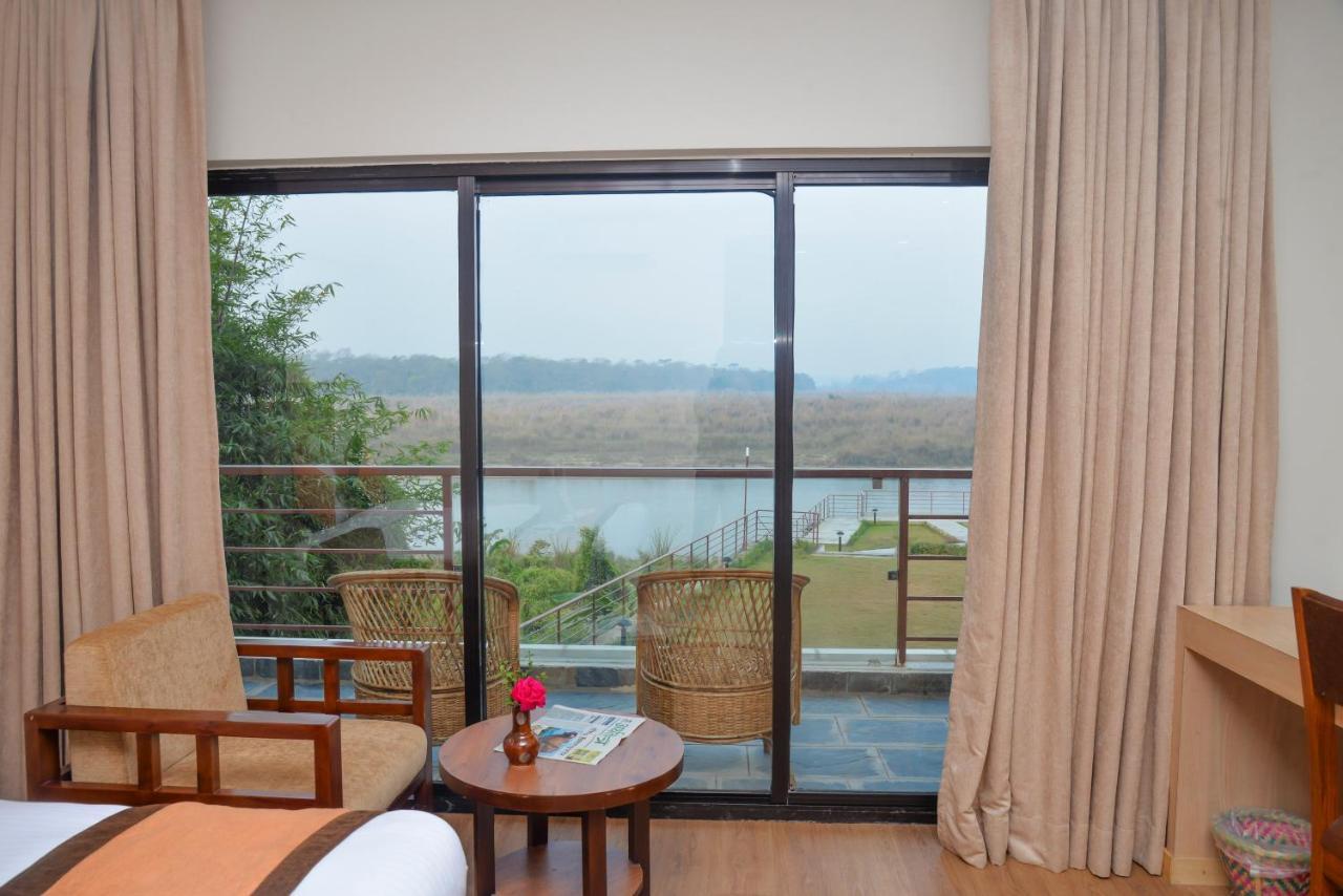 Park Safari Resort Sauraha Exteriör bild