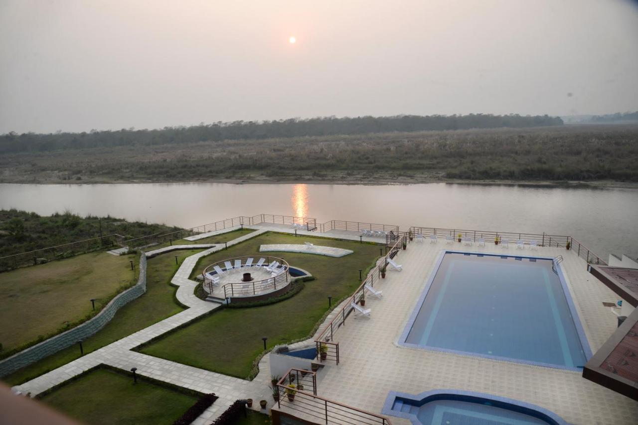 Park Safari Resort Sauraha Exteriör bild