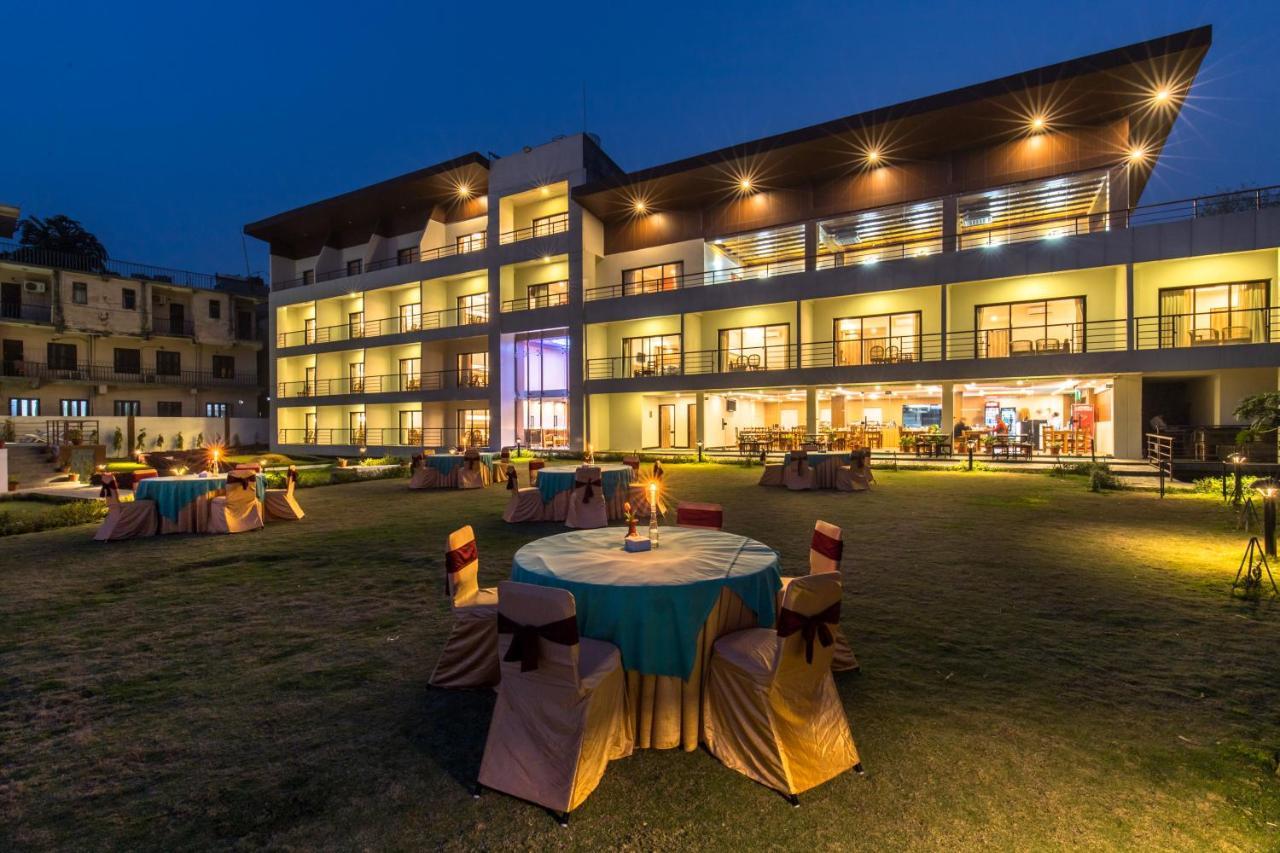 Park Safari Resort Sauraha Exteriör bild