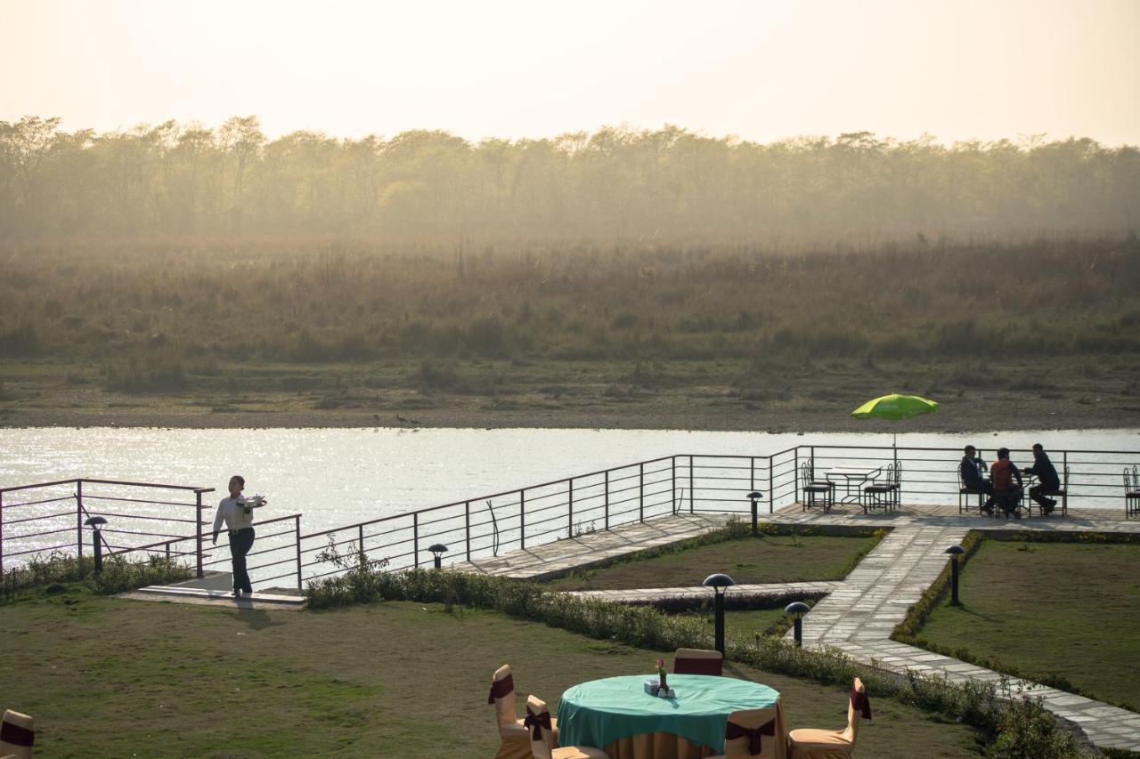 Park Safari Resort Sauraha Exteriör bild