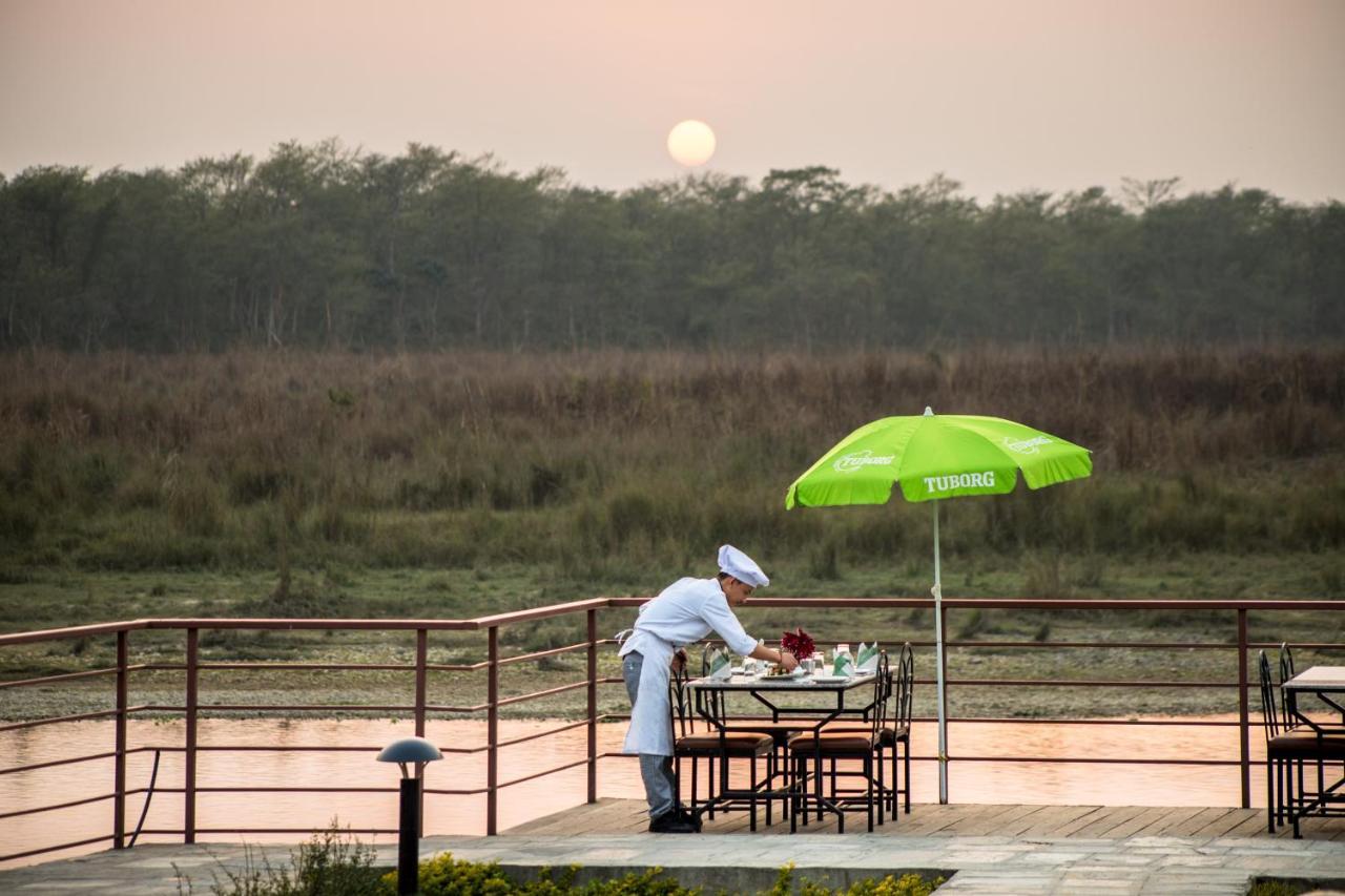 Park Safari Resort Sauraha Exteriör bild