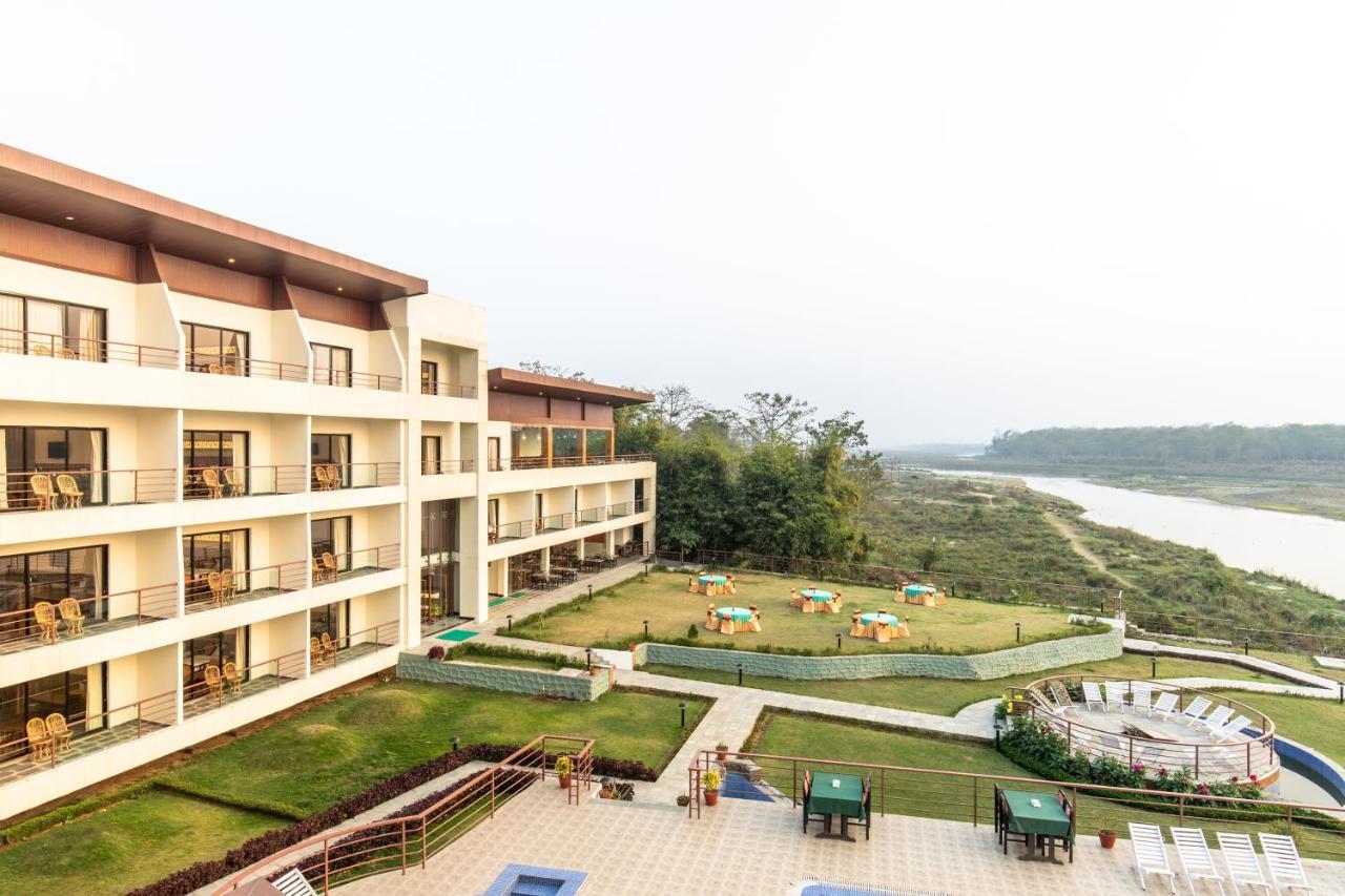 Park Safari Resort Sauraha Exteriör bild