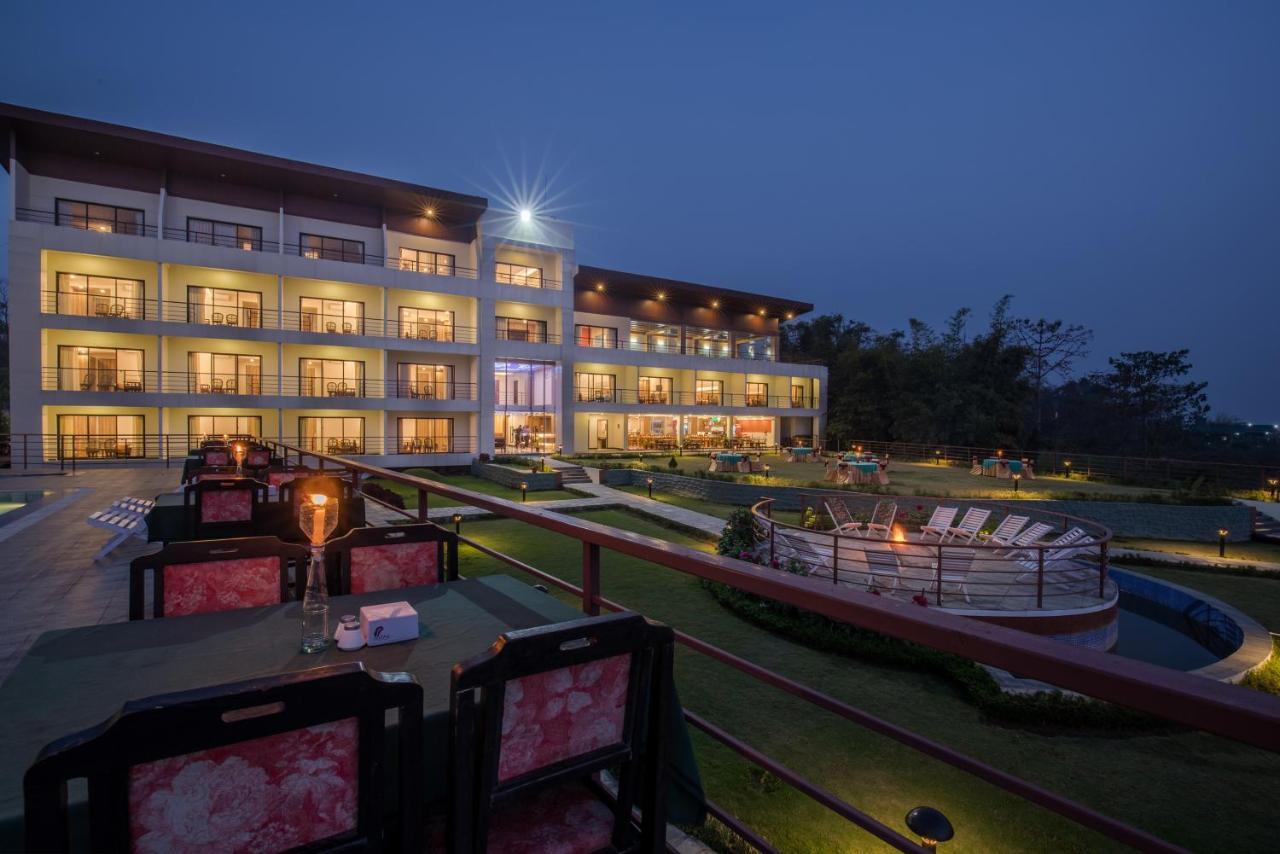Park Safari Resort Sauraha Exteriör bild